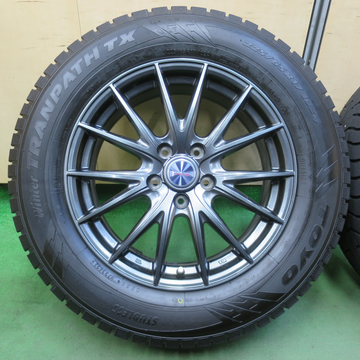 ほぼ未使用！24年！キレイ★スタッドレス 225/65R17 トーヨー ウインター トランパス TX VELVA SPORTZ ヴェルヴァ 17インチ PCD114.3/5H★5103014イス