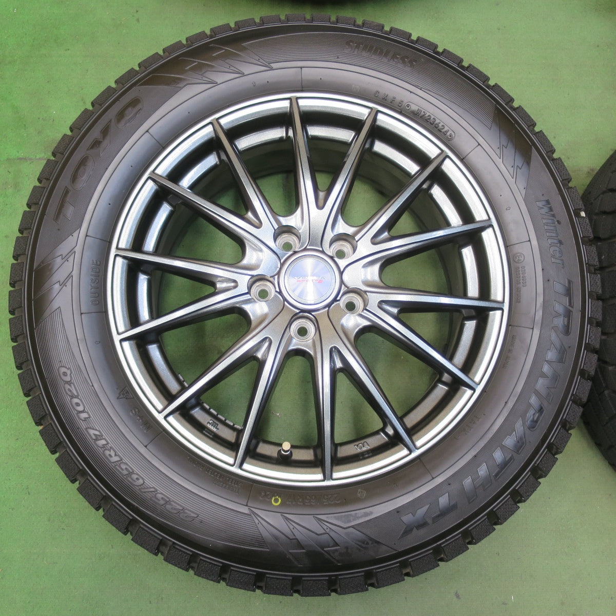 ほぼ未使用！24年！キレイ★スタッドレス 225/65R17 トーヨー ウインター トランパス TX VELVA SPORTZ ヴェルヴァ 17インチ PCD114.3/5H★5103014イス