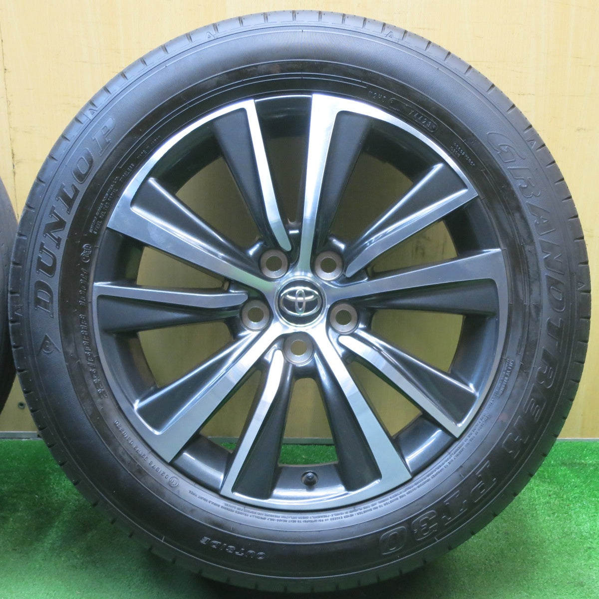 [送料無料] バリ溝！23年！キレイ！8.5分★トヨタ 80系 ハリアー 純正 225/60R18 ダンロップ グラントレック PT30 18インチ PCD114.3/5H★5032201NJノ