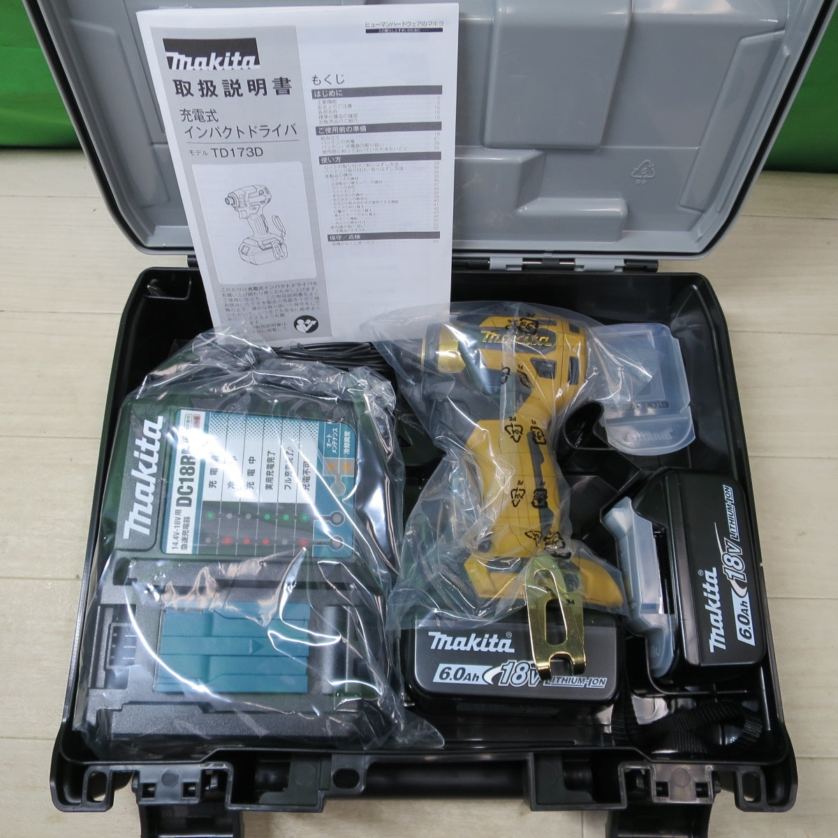 [送料無料] 未使用！バッテリー2個☆マキタ 充電式 インパクトドライバ TD173D GXPY 電動 工具 18V 6.0Ah makita コードレス☆