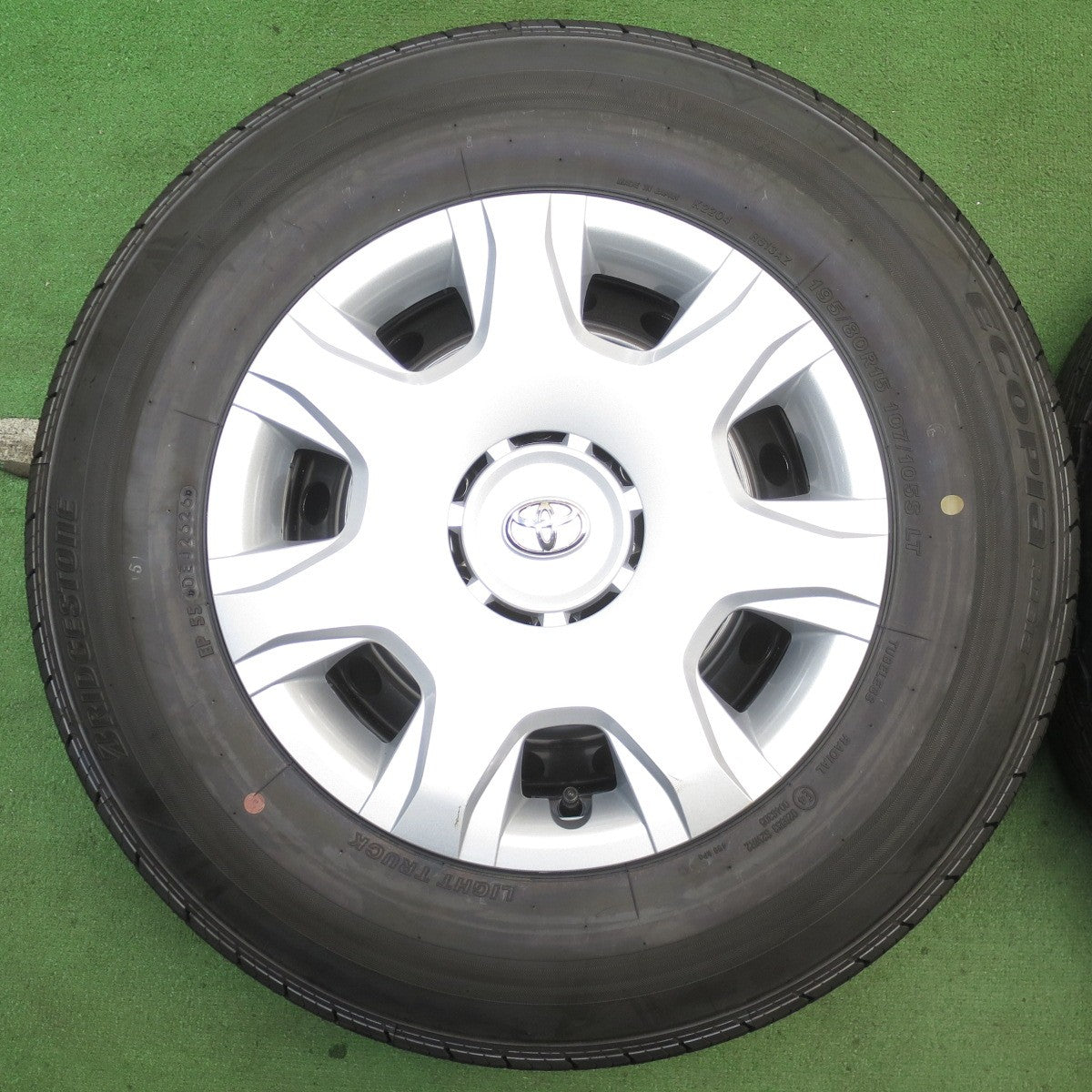 新車外し！26年◎トヨタ 200系 ハイエース 純正 スチール 195/80R15 107/105S ブリヂストン エコピア RD613 15インチ PCD139.7/6H◎6082807NJノ