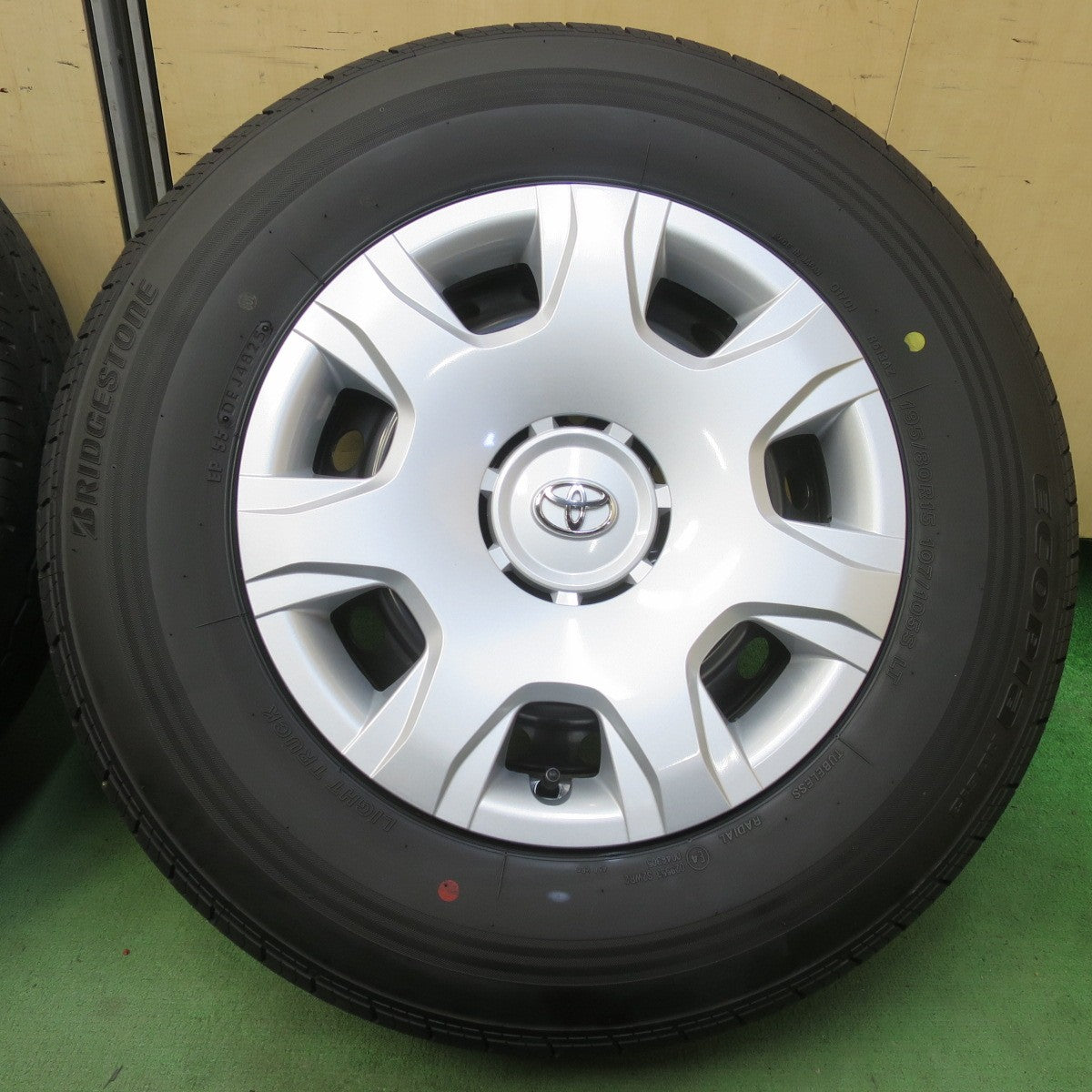 バリ溝！25年！キレイ！9.5分以上★トヨタ 200系 ハイエース 純正 スチール 195/80R15 107/105S ブリヂストン エコピア RD613 15インチ PCD139.7/6H★6043006イノ
