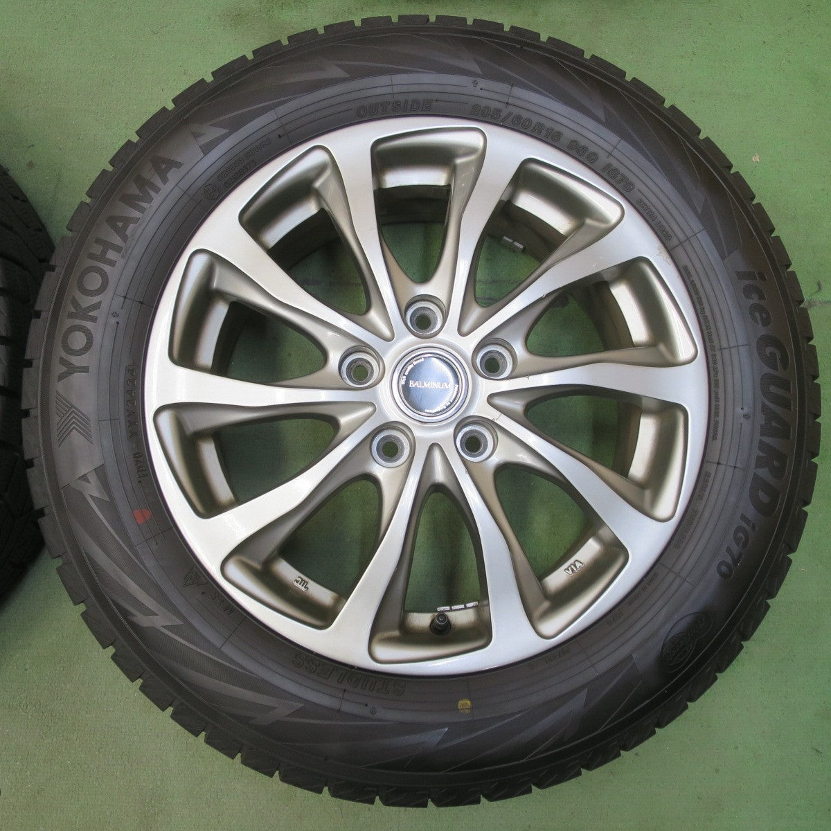 ほぼ未使用！24年◎スタッドレス 205/60R16 ヨコハマ アイスガード iG70 BALMINUM TR10 バルミナ 16インチ PCD114.3/5H◎6081603イス