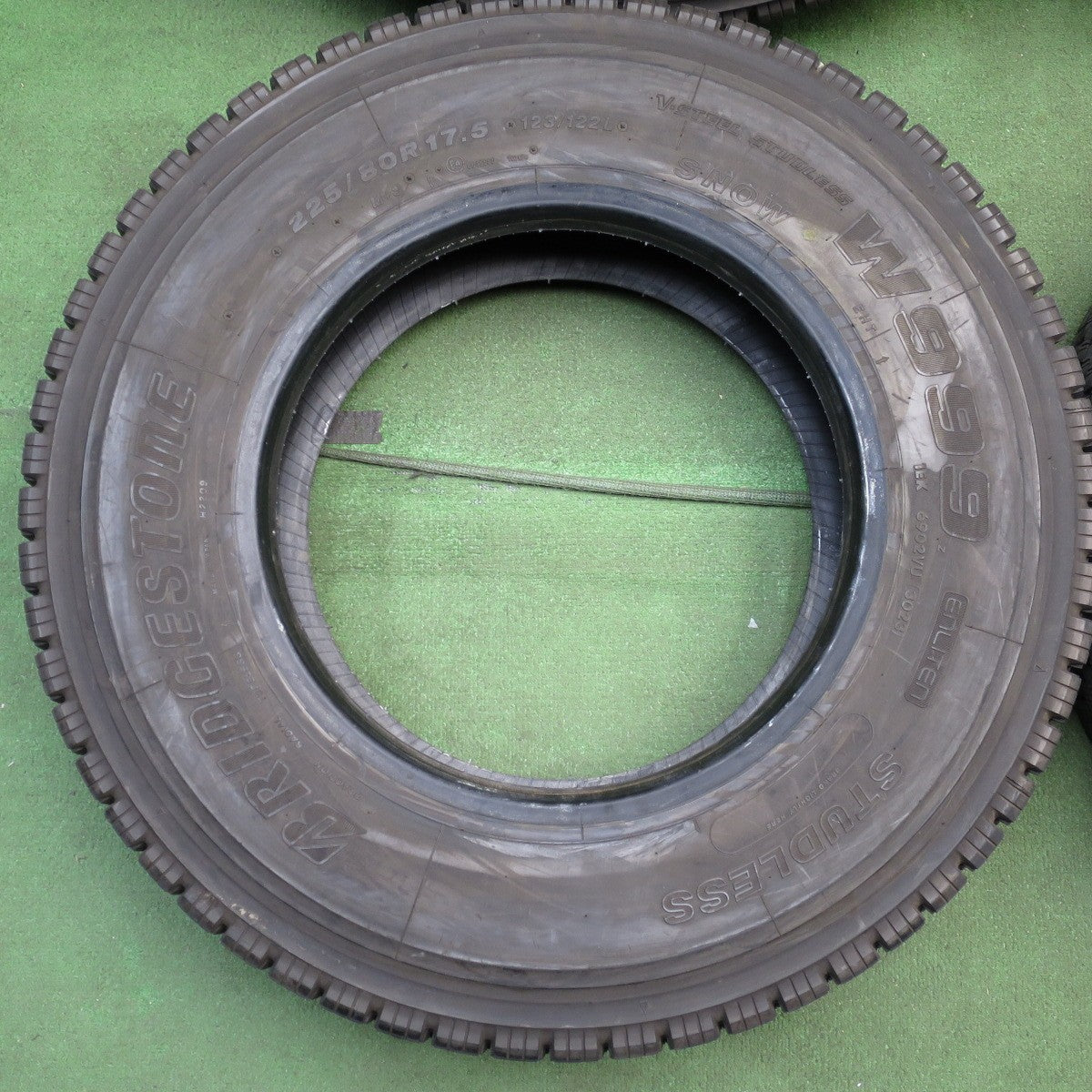 *送料無料* バリ溝！23年！9.5分★トラック タイヤ 225/80R17.5 123/122L スタッドレス ブリヂストン W999 17.5インチ★4032302クスタ