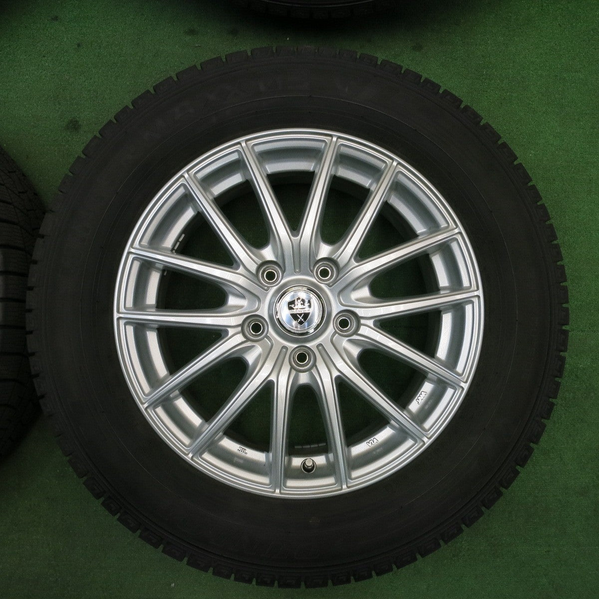 バリ溝！22年！キレイ！9.5分★スタッドレス 215/60R16 ダンロップ ウインターマックス 03 ESTROSA エステローザ 16インチ PCD114.3/5H★5051301TNス