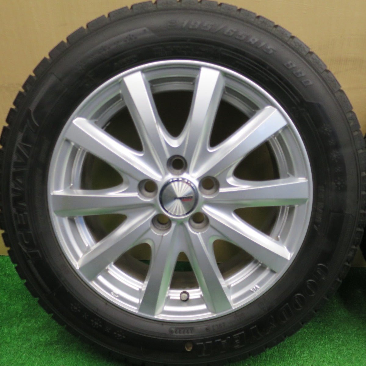 バリ溝！22年！キレイ！9.5分★30系 プリウス 等 185/65R15 スタッドレス グッドイヤー アイスナビ7 ravrion RS01 ラブリオン 15インチ PCD100/5H★5112702NKス