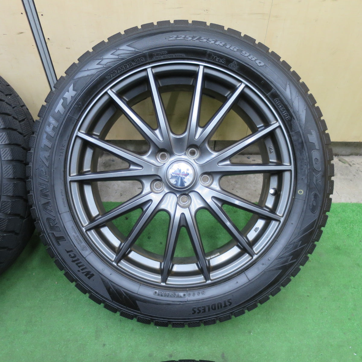 バリ溝！22年！キレイ！9.5分★スタッドレス 225/55R18 トーヨー ウインター トランパス TX VELVA SPORT ヴェルヴァ スポーツ 18インチ PCD114.3/5H★5112504TTス