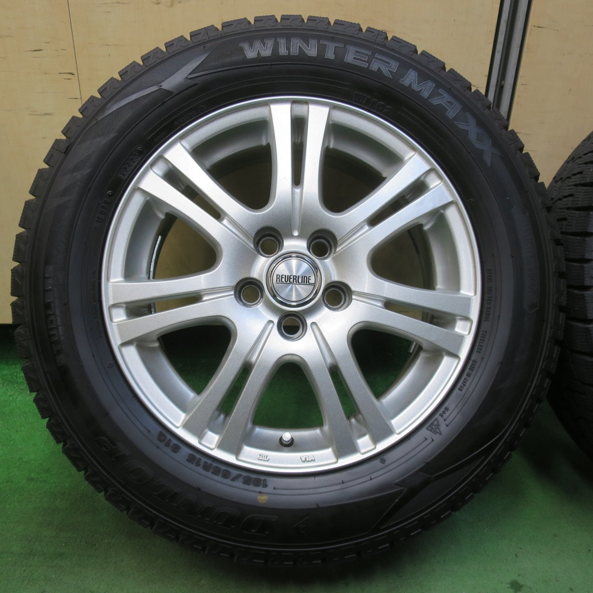 バリ溝！23年！9.5分★プリウス 等 195/65R15 スタッドレス ダンロップ ウインターマックス WM02 REVERLINE リバーライン 15インチ PCD100/5H★5122408イス