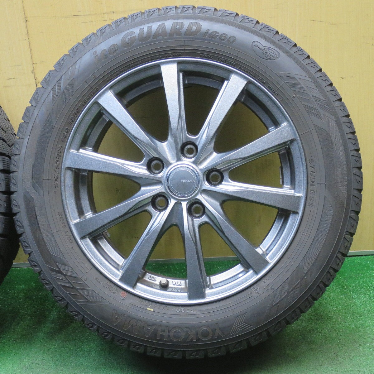 バリ溝！キレイ！9分★スタッドレス 205/60R16 ヨコハマ アイスガード iG60 GRASS グラス 16インチ PCD114.3/5H★6021803NJス