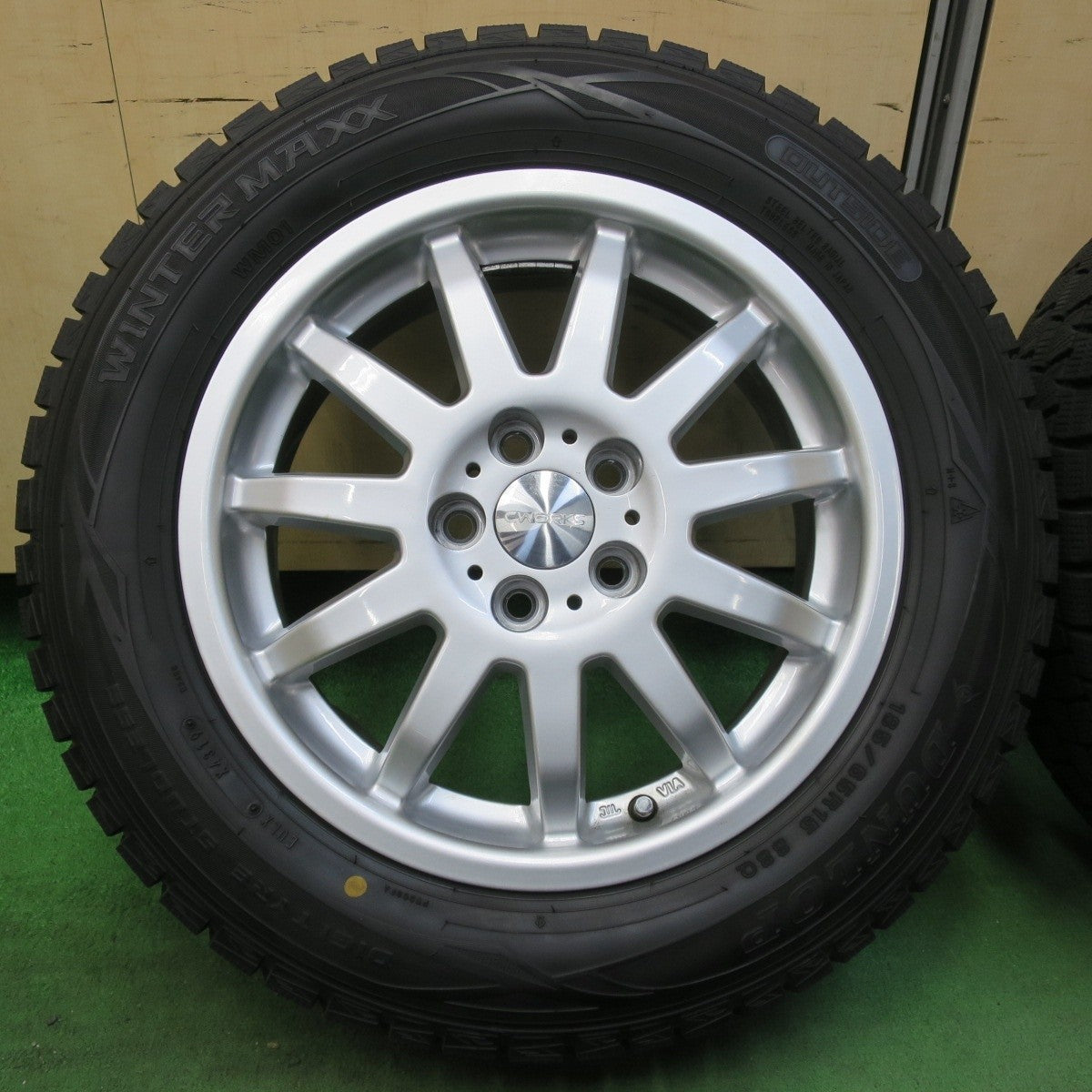 バリ溝！キレイ！9.5分★シエンタ 等 185/65R15 スタッドレス ダンロップ ウインターマックス WM01 CWORKS 15インチ PCD100/5H★5032912イス