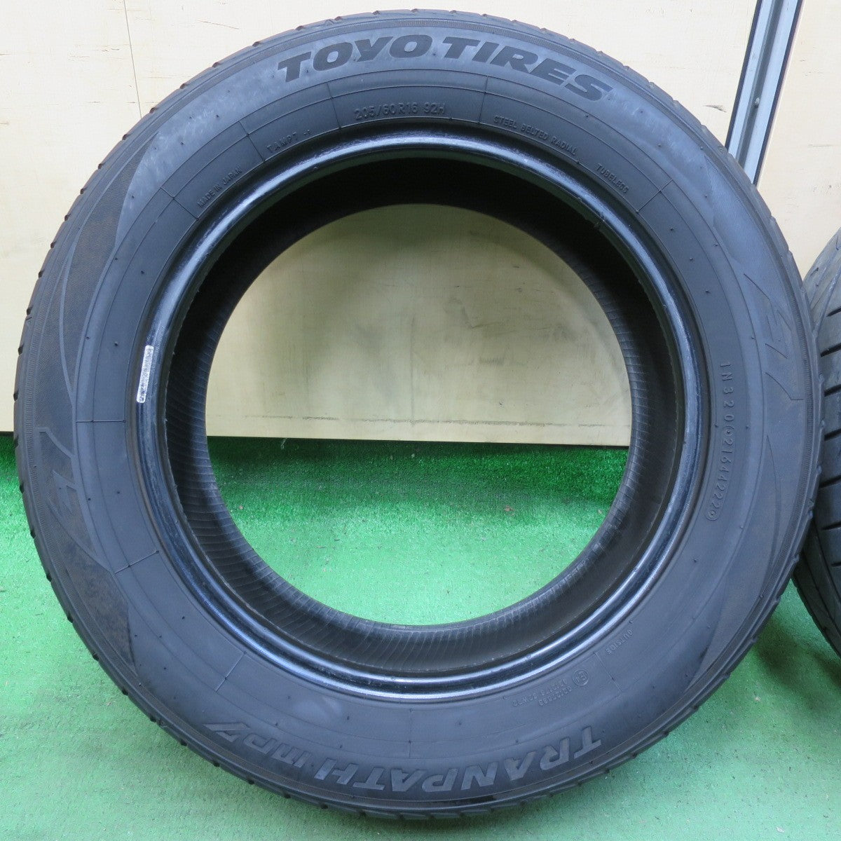 [送料無料] バリ溝！22年！9分★205/60R16 トーヨー トランパス MP7 タイヤ 16インチ ノア ヴォクシー プリウスα ステップワゴン 等★5011501イノタ