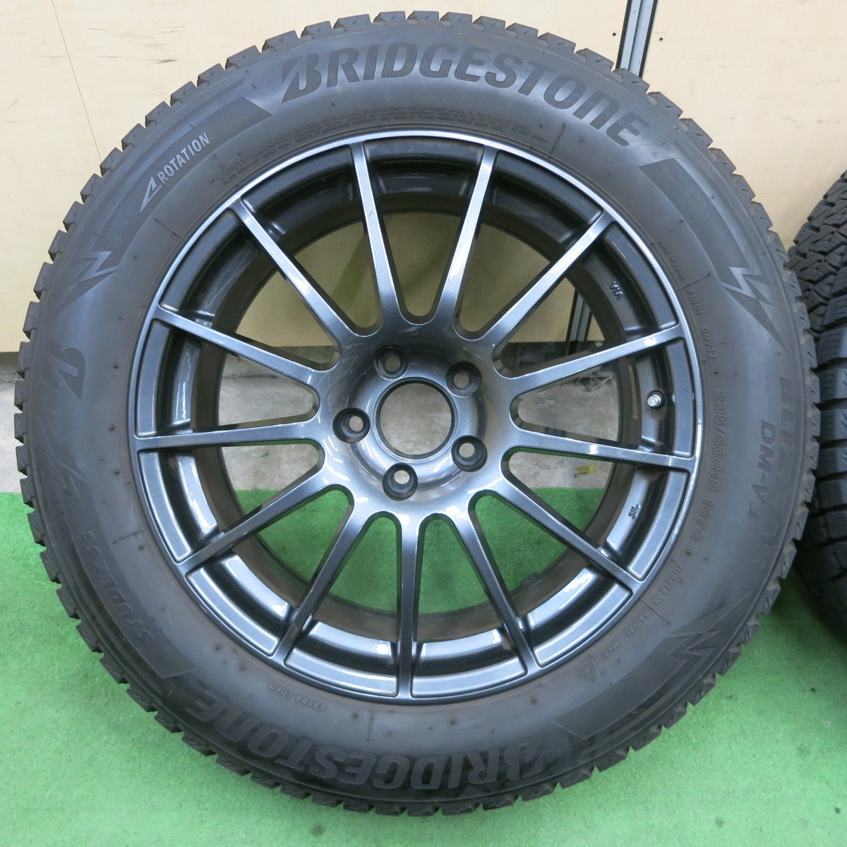 バリ溝！22年！キレイ！9.5分★ベンツ 等 IRVINE 235/60R18 スタッドレス ブリヂストン ブリザック DM-V3 アーヴィン 18インチ PCD112/5H★5050205ナス