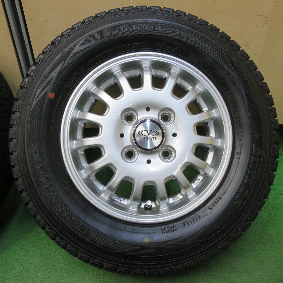 バリ溝！キレイ！9.5分★スタッドレス 145/80R12 80/78N ダンロップ ウインターマックス SV01 VICENTE-04 CA ヴィセンテ 12インチ PCD100/4H★5060902イス