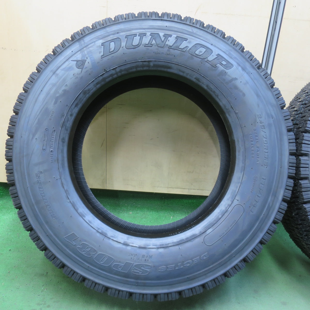 未使用！25年！2本★トラック バス タイヤ 245/70R19.5 136/134J スタッドレス ダンロップ デクテス SP081 DECTES 19.5インチ★6040601イスタ