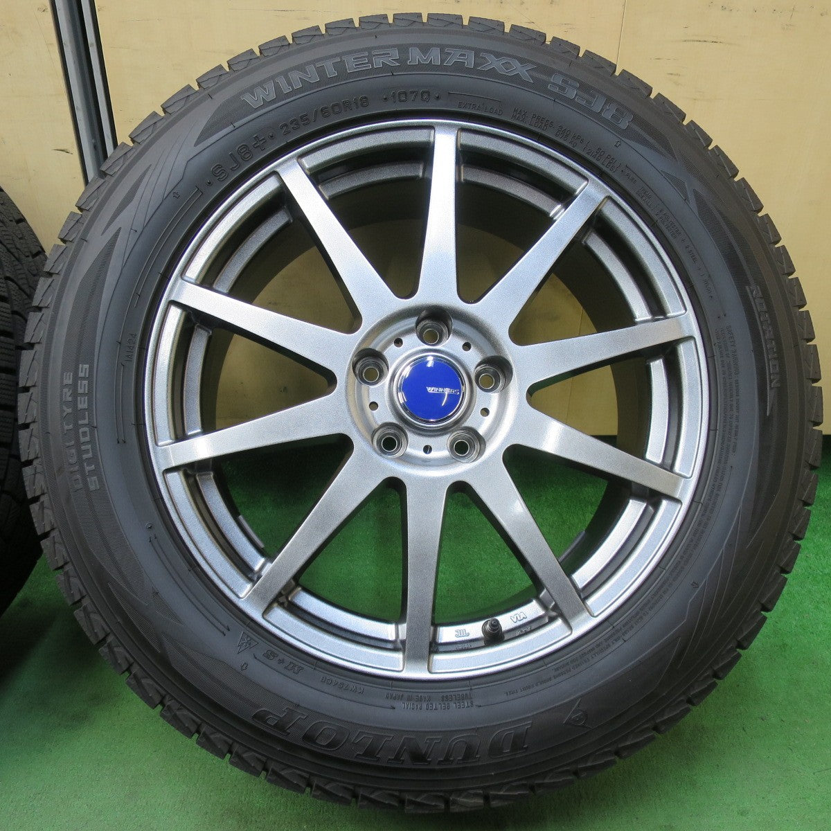[送料無料] バリ溝！23年！キレイ！9.5分★スタッドレス 235/60R18 ダンロップ ウインターマックス SJ8 SJ8+ WINNERS ウィナーズ 18インチ PCD114.3/5H★5031502イス
