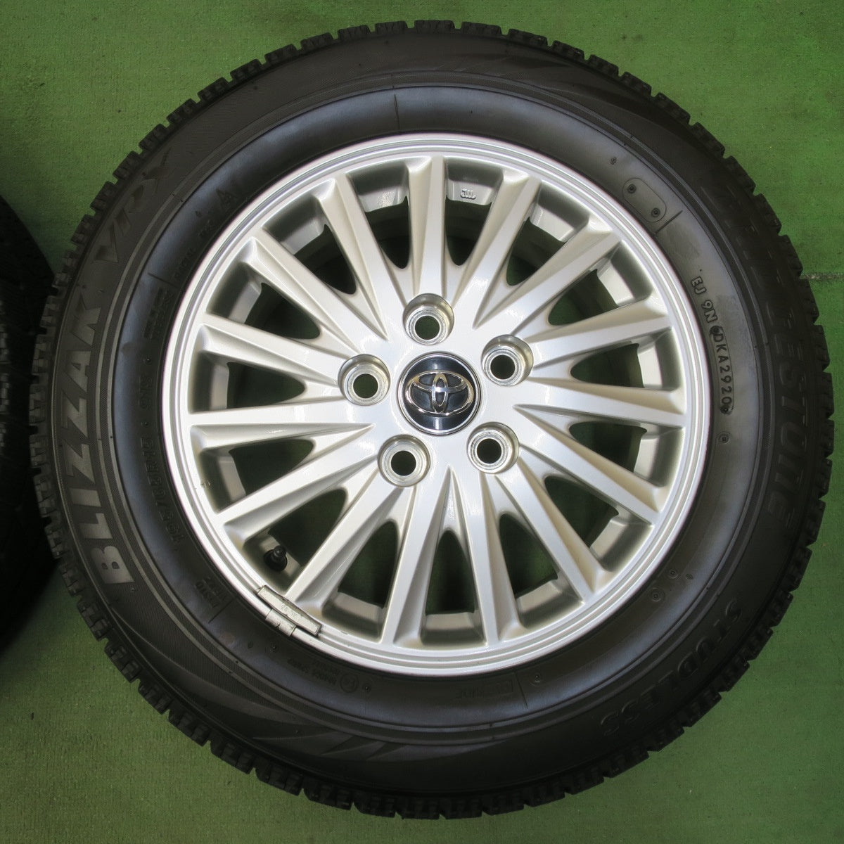 キレイ★トヨタ 80系 ヴォクシー ノア エスクァイア 純正 195/65R15 スタッドレス ブリヂストン ブリザック VRX 15インチ PCD114.3/5H★5103008イス