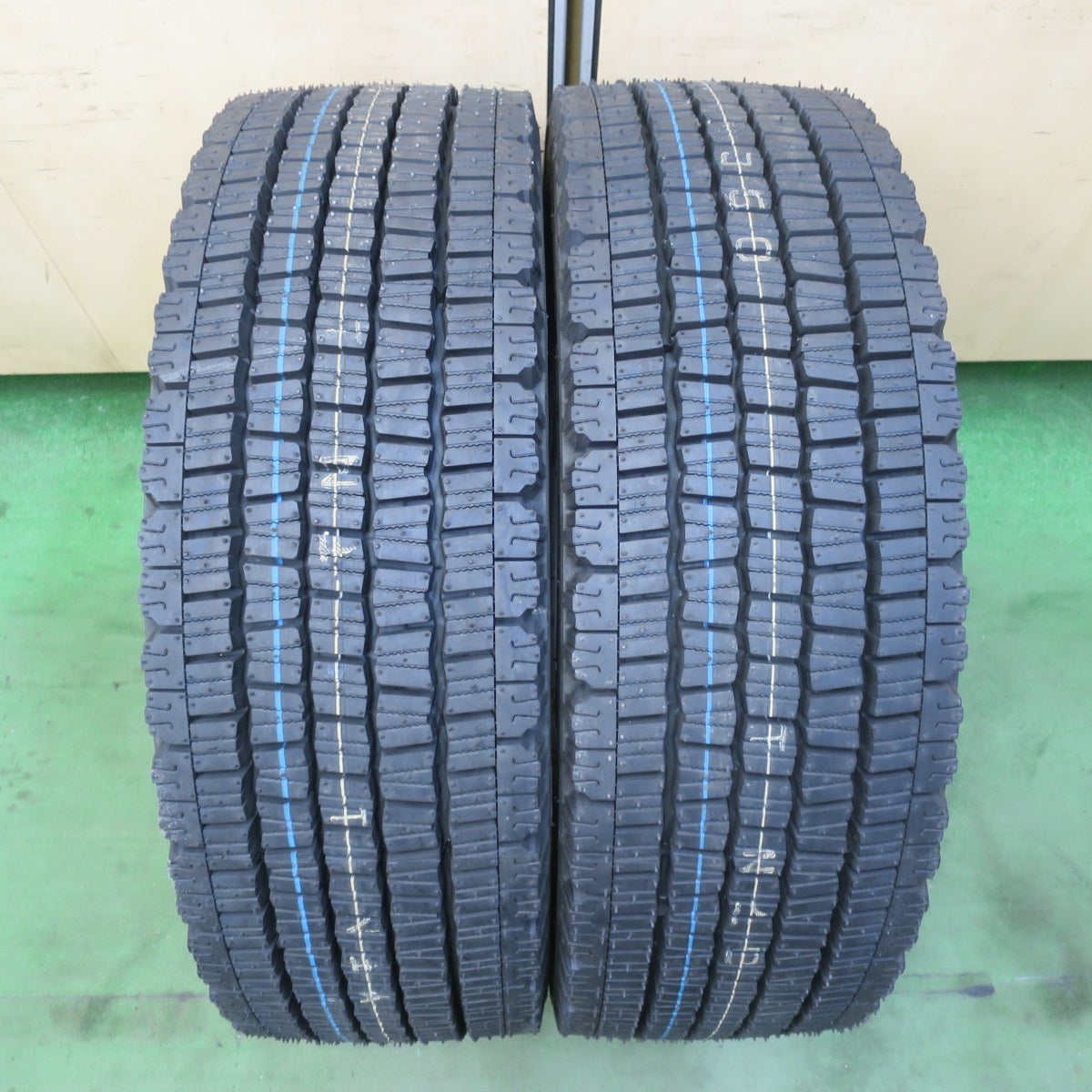 未使用！25年！2本★トラック バス タイヤ 245/70R19.5 136/134J スタッドレス ダンロップ デクテス SP081 DECTES 19.5インチ★6040601イスタ