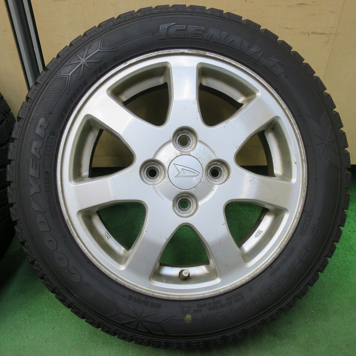 バリ溝！9.5分以上★ダイハツ ムーヴ 純正 155/65R14 スタッドレス グッドイヤー アイスナビ6 14インチ PCD100/4H★5033107イス