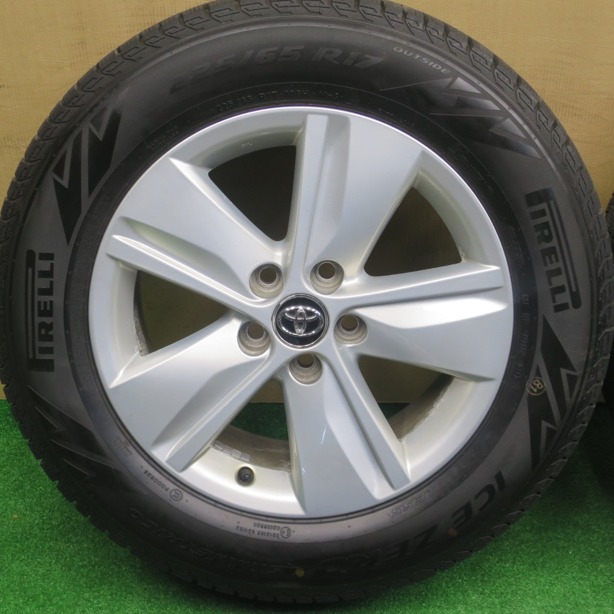 バリ溝！22年！9.5分以上★トヨタ 60系 ハリアー 純正 225/65R17 スタッドレス ピレリ アイスゼロ アシンメトリコ 17インチ PCD114.3/5H★5121801NKス