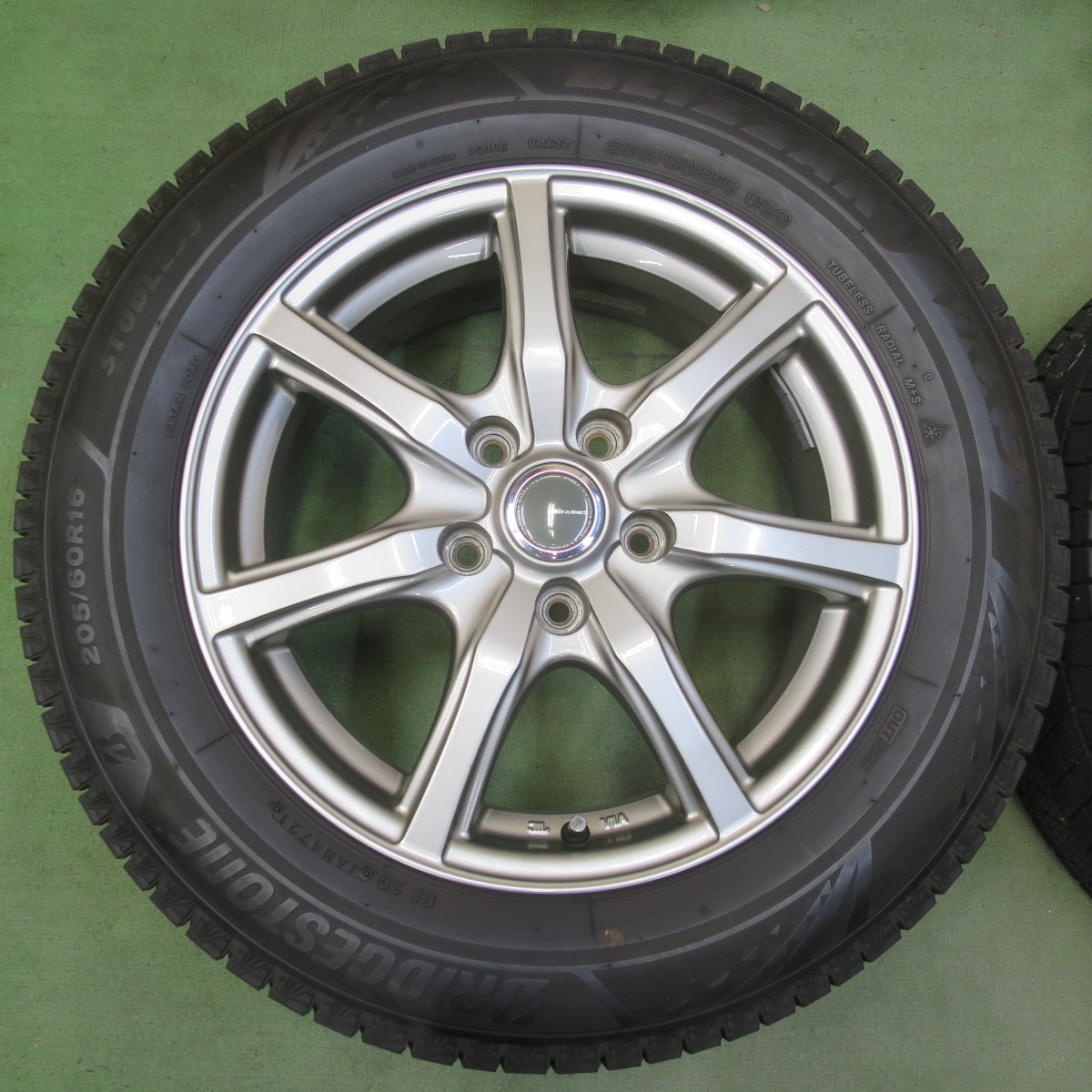 バリ溝！キレイ！9.5分◎スタッドレス 205/60R16 ブリヂストン ブリザック VRX3 MiLLOUS Ki ミルアス 16インチ PCD114.3/5H◎6072004イス