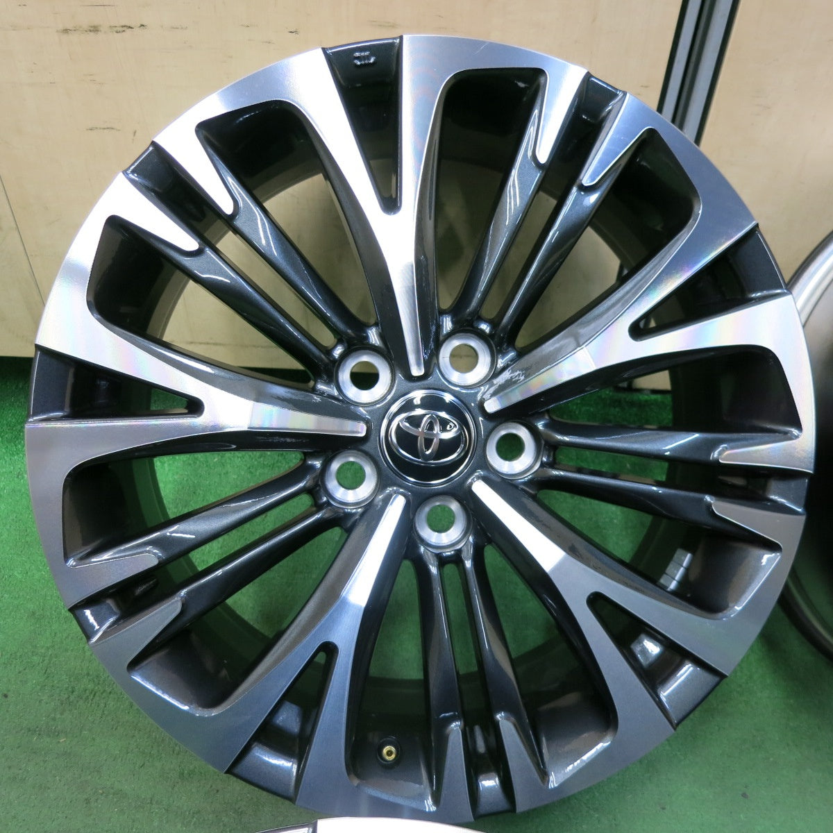 [送料無料] 新車外し★トヨタ ヤリスクロス Zグレード 純正 ホイール 18インチ 18×7J PCD114.3/5H★4112701SYホ