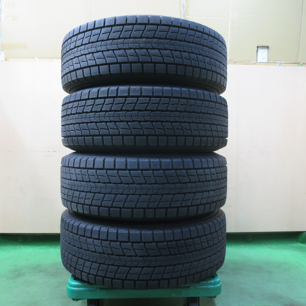 [送料無料] バリ溝！23年！キレイ！9.5分★スタッドレス 235/60R18 ダンロップ ウインターマックス SJ8 SJ8+ WINNERS ウィナーズ 18インチ PCD114.3/5H★5031502イス