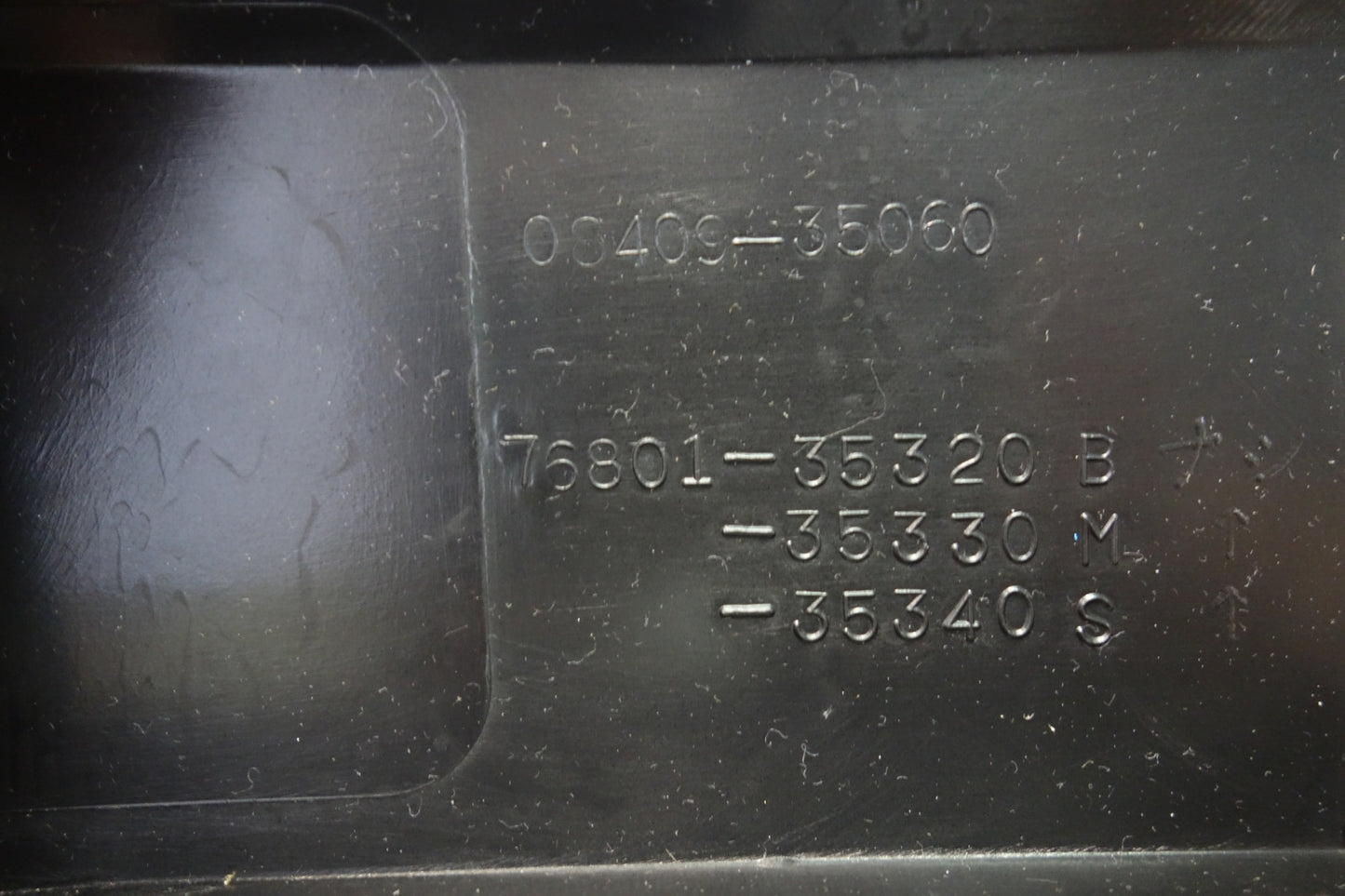 [送料無料] 新車外し☆トヨタ 215系 ハイラックス サーフ 純正 リア ガーニッシュ 08409-35060 ブラック カー パーツ☆