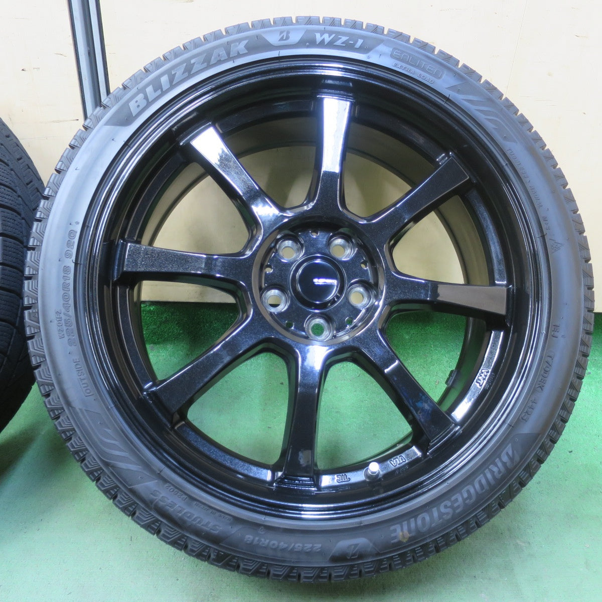 バリ溝！25年！キレイ！ほぼ10分★スタッドレス 225/40R18 ブリヂストン ブリザック WZ-1 G-SPEED Gスピード 18インチ PCD100/5H★6052504イス