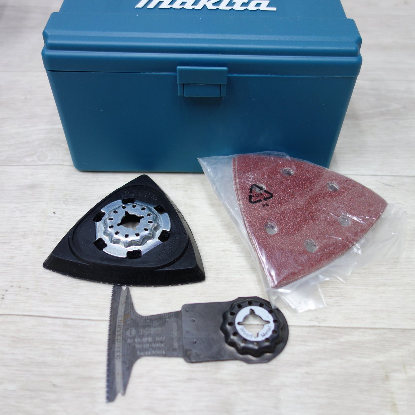 [送料無料] キレイ◆マキタ 充電式 マルチ ツール 18V TM51DRG 充電器 バッテリー ケース 付き 切断 剥離 研削 電動 工具◆