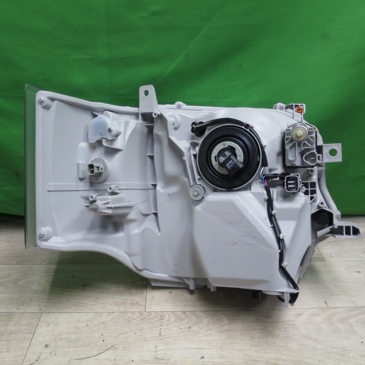 [送料無料] 新車外し!左右セット☆トヨタ 200系 ハイエース スーパーGL 7型 現行 純正 ヘッド ライト ランプ KOITO 26-137☆
