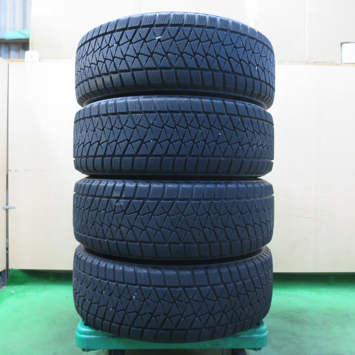 [送料無料] バリ溝！キレイ！8.5分★スタッドレス 225/60R17 ブリヂストン ブリザック DM-V2 TOPRUN トップラン 17インチ PCD114.3/5H★4103010イス
