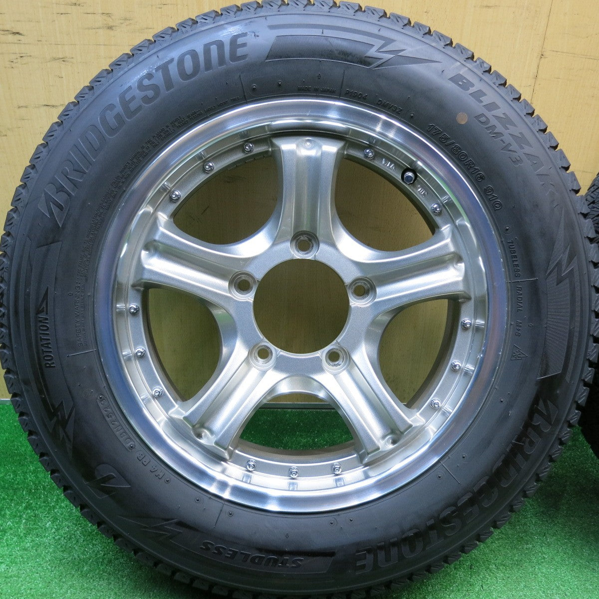 バリ溝！23年！キレイ！8.5分★ジムニー 等 Lehrmeister ROAD SPOKE VR 175/80R16 スタッドレス ブリヂストン ブリザック DM-V3 16インチ レアマイスター PCD139.7/5H★5121101HAス