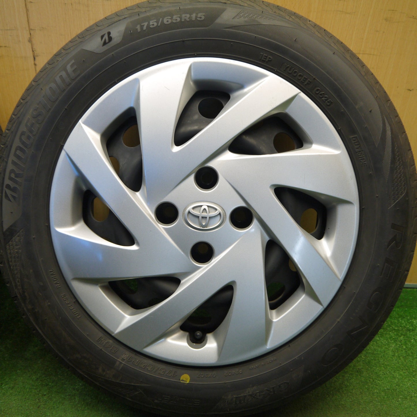 バリ溝！25年！9.5分★トヨタ アクア 純正 スチール 175/65R15 ブリヂストン レグノ GR-X3 15インチ PCD100/4H★6032307Hノ