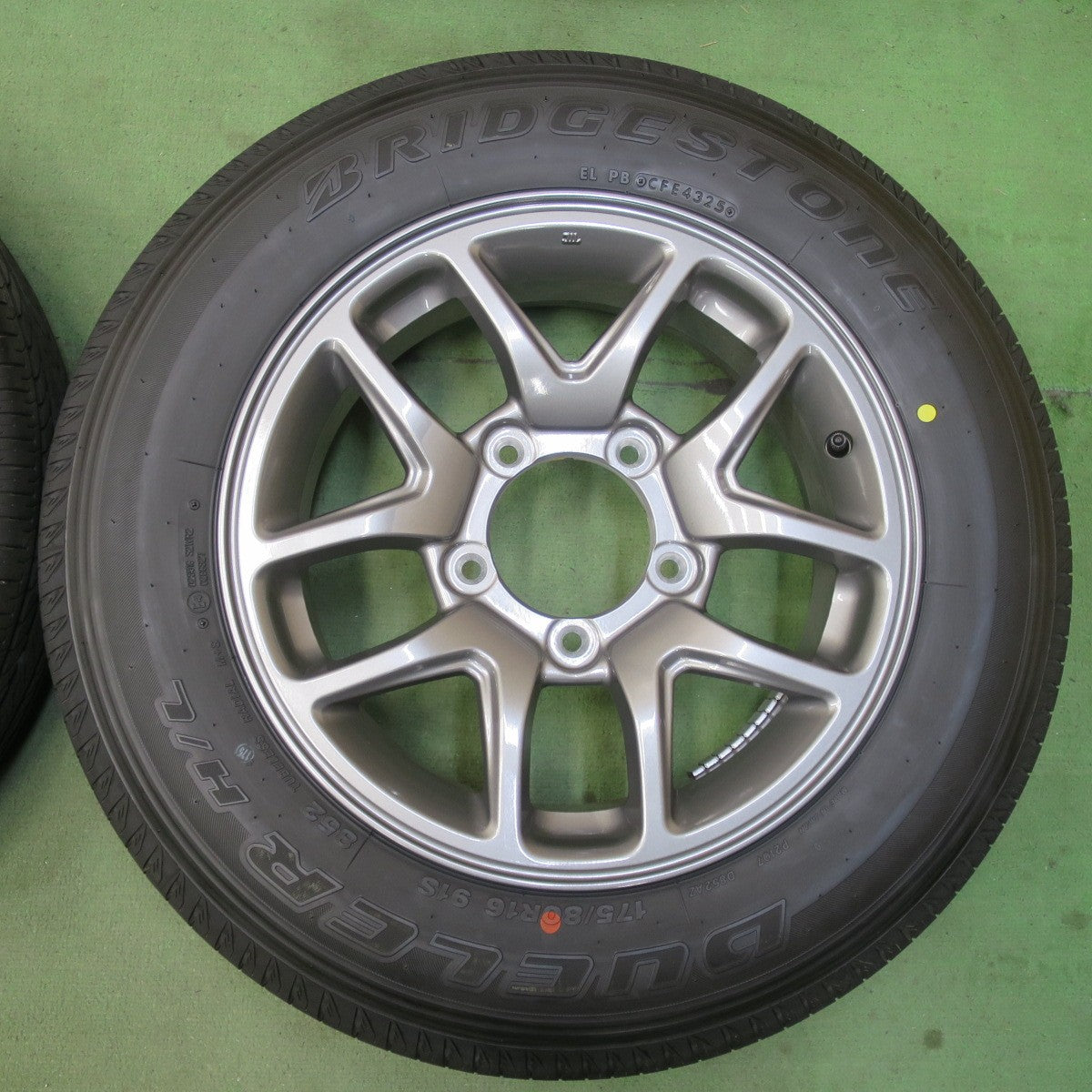 新車外し！25年★スズキ JB64W ジムニー 純正 175/80R16 ブリヂストン デューラー H/L 852 DUELER 16インチ PCD139.7/5H★6041506イノ
