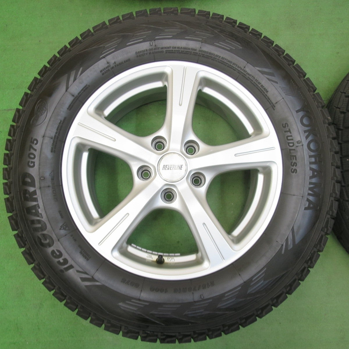 バリ溝！23年！キレイ！9.5分★スタッドレス 215/70R16 ヨコハマ アイスガード G075 REVERLINE リバーライン 16インチ PCD114.3/5H★5022707イス
