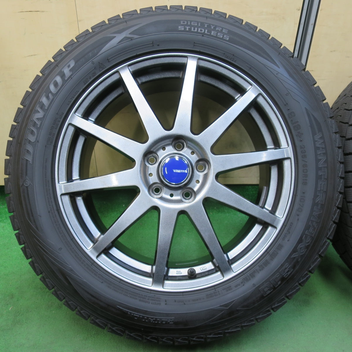 [送料無料] バリ溝！23年！キレイ！9.5分★スタッドレス 235/60R18 ダンロップ ウインターマックス SJ8 SJ8+ WINNERS ウィナーズ 18インチ PCD114.3/5H★5031502イス