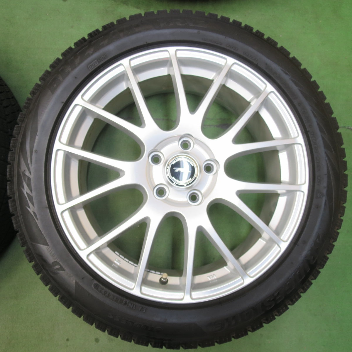 バリ溝！キレイ！9.5分★スタッドレス 225/50R18 ブリヂストン ブリザック VRX2 TOPRUN トップラン 18インチ PCD114.3/5H★6010602イス