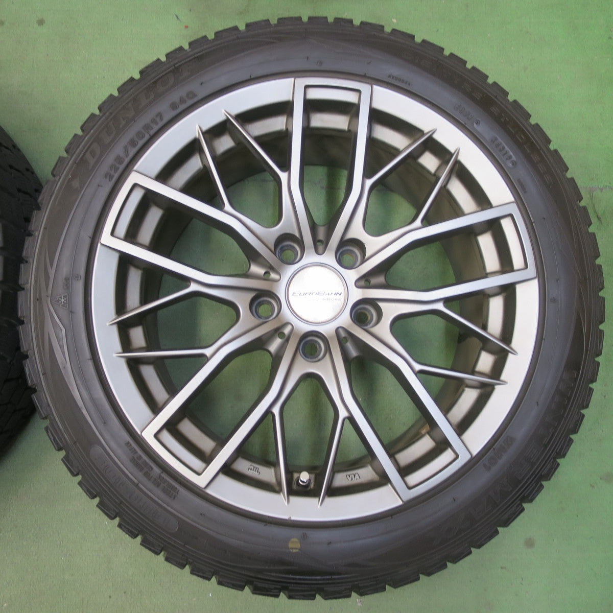 バリ溝！キレイ！8.5分★BMW 等 EUROBAHN SPORTECHNIC 225/50R17 スタッドレス ダンロップ ウインターマックス WM01 スポーツテクニック 17インチ PCD120/5H★6043015イス