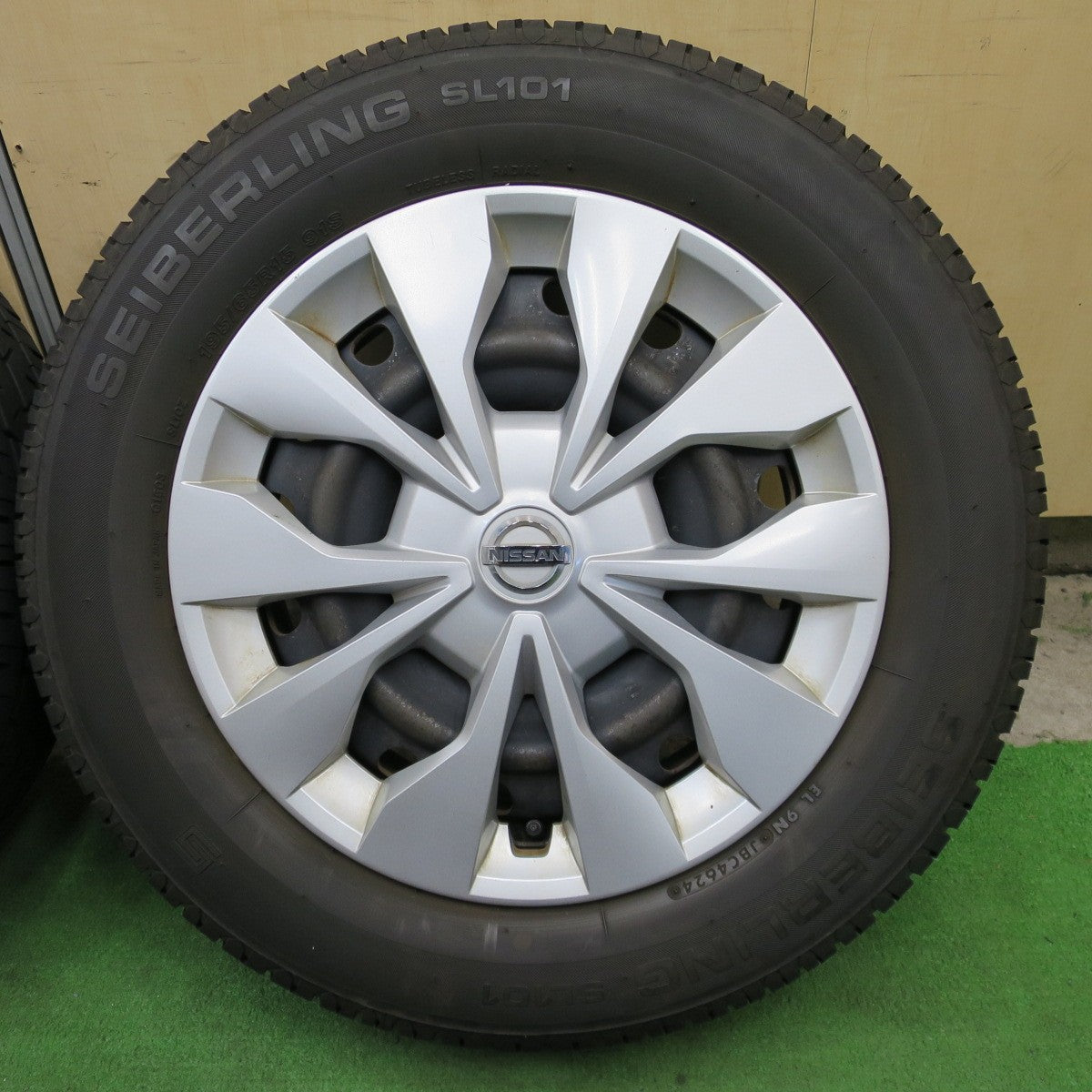 バリ溝！24年！8.5分★日産 C27 セレナ 純正 スチール 195/65R15 セイバーリング SL101 15インチ PCD114.3/5H★6022102ナノ