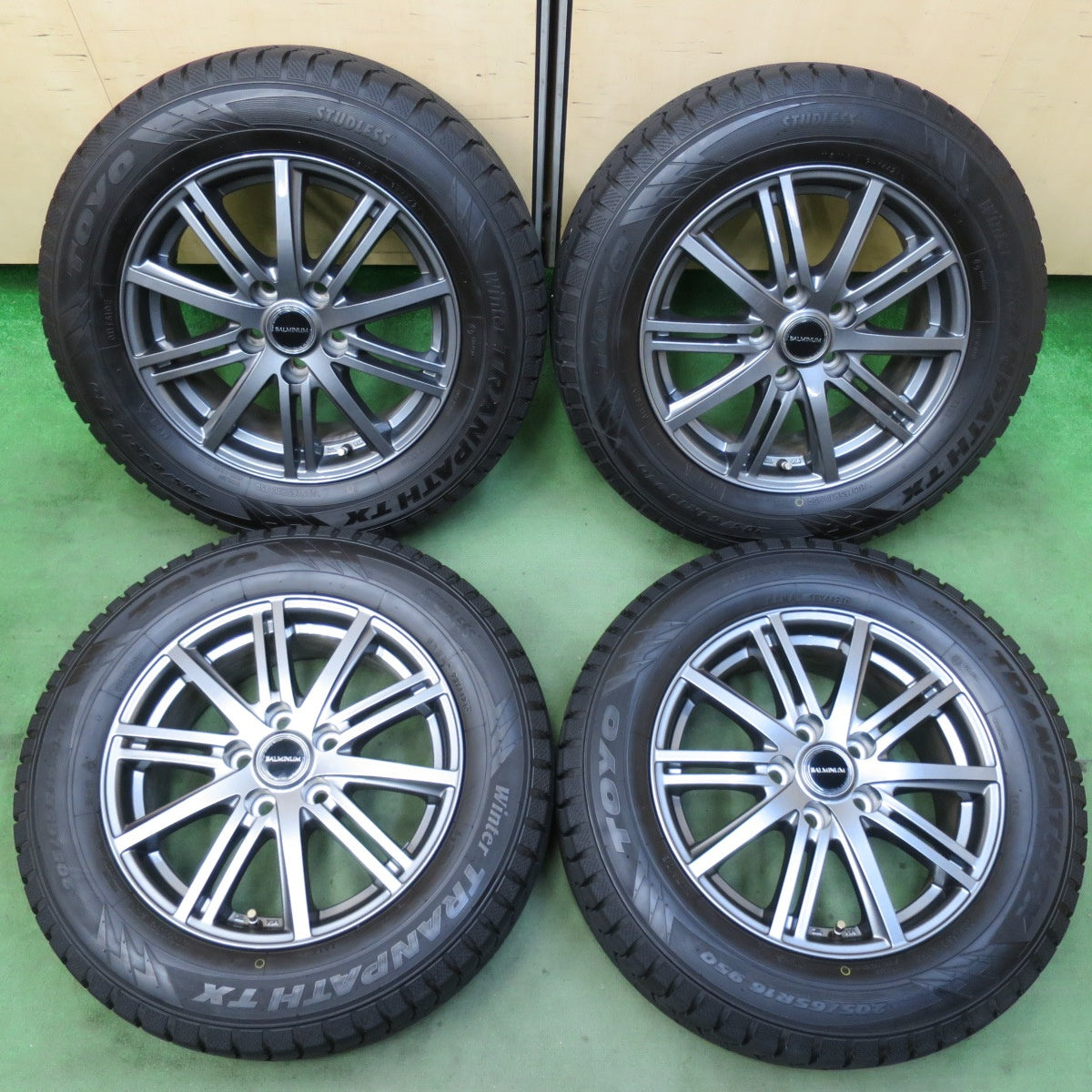 バリ溝！21年！キレイ！9.5分★スタッドレス 205/65R16 トーヨー ウインター トランパス TX BALMINUM バルミナ 16インチ PCD114.3/5H★5103102イス