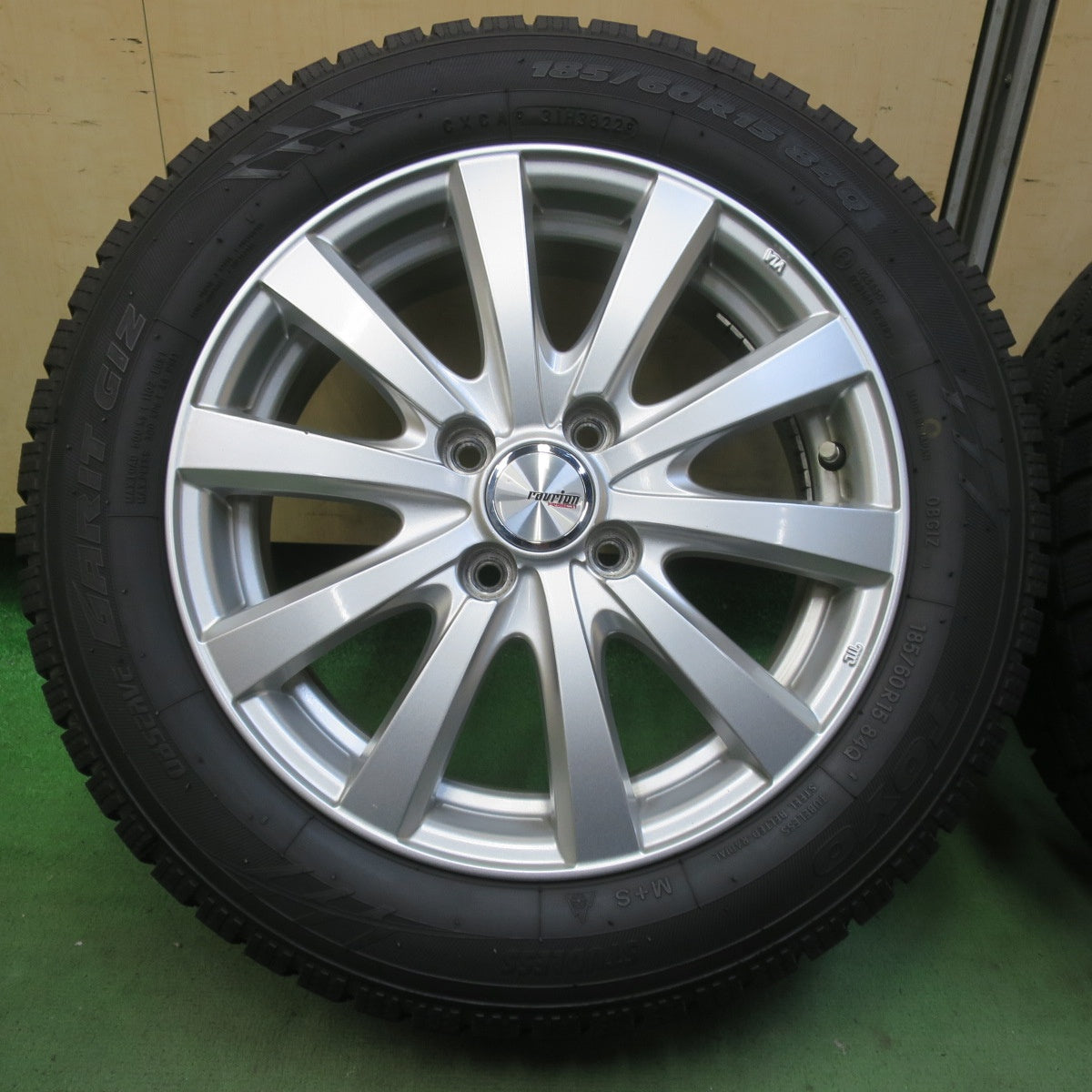 バリ溝！22年！キレイ！9.5分◎スタッドレス 185/60R15 トーヨー オブザーブ ガリット GIZ ravrion RS01 ラブリオン 15インチ PCD100/4H◎6091902イス