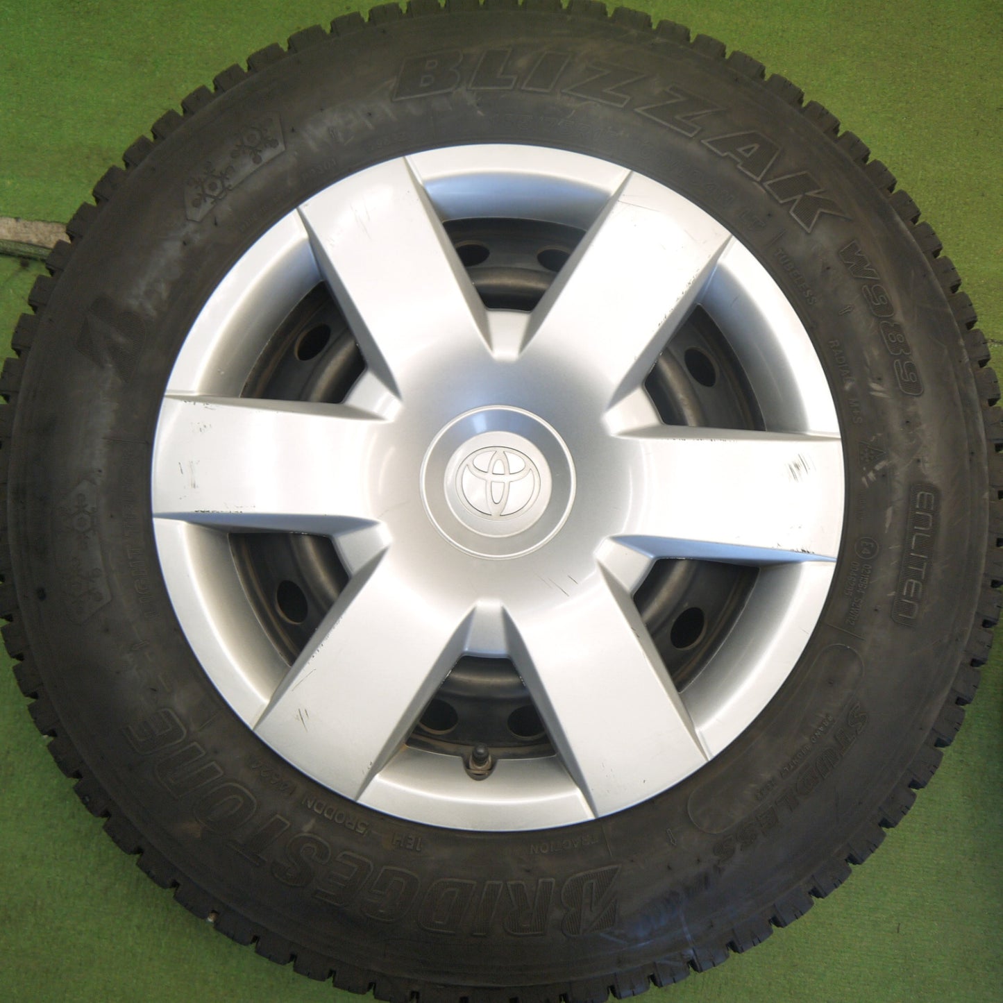バリ溝！24年！9.5分◎トヨタ ハイエース 純正 スチール 185/75R15 106/104N スタッドレス ブリヂストン ブリザック W989 15インチ PCD139.7/6H◎6061008Hス