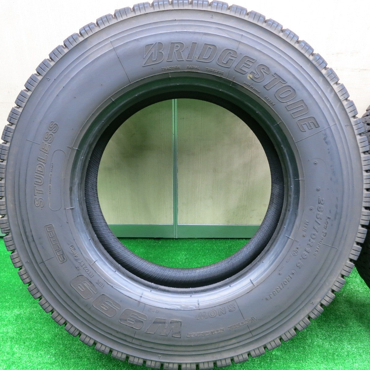 *送料無料* バリ溝！23年！9分★トラック タイヤ 265/70R19.5 140/138J スタッドレス ブリヂストン W999 19.5インチ★4072305HAスタ