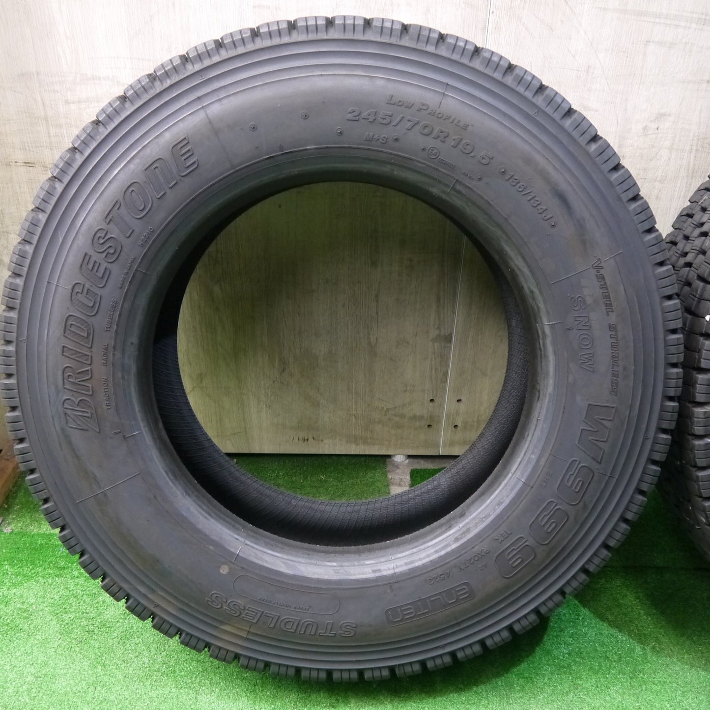 ほぼ未使用！23年！2本★トラック タイヤ 245/70R19.5 136/134J スタッドレス ブリヂストン W999 19.5インチ★5060704KKスタ
