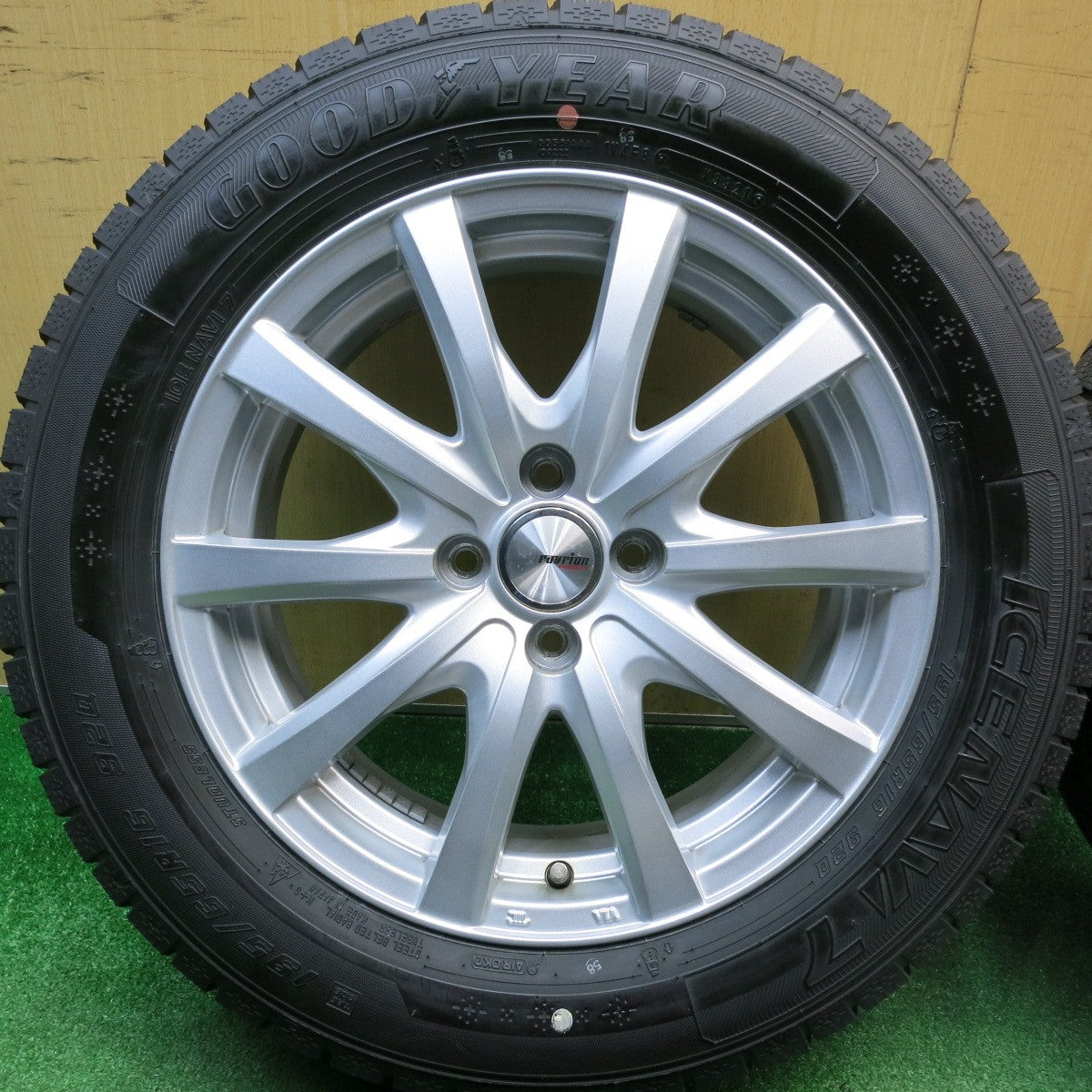 バリ溝！21年！キレイ！9.5分★スタッドレス 195/65R16 グッドイヤー アイスナビ7 ravrion RS01 ラブリオン 16インチ PCD100/4H★5121316HAス