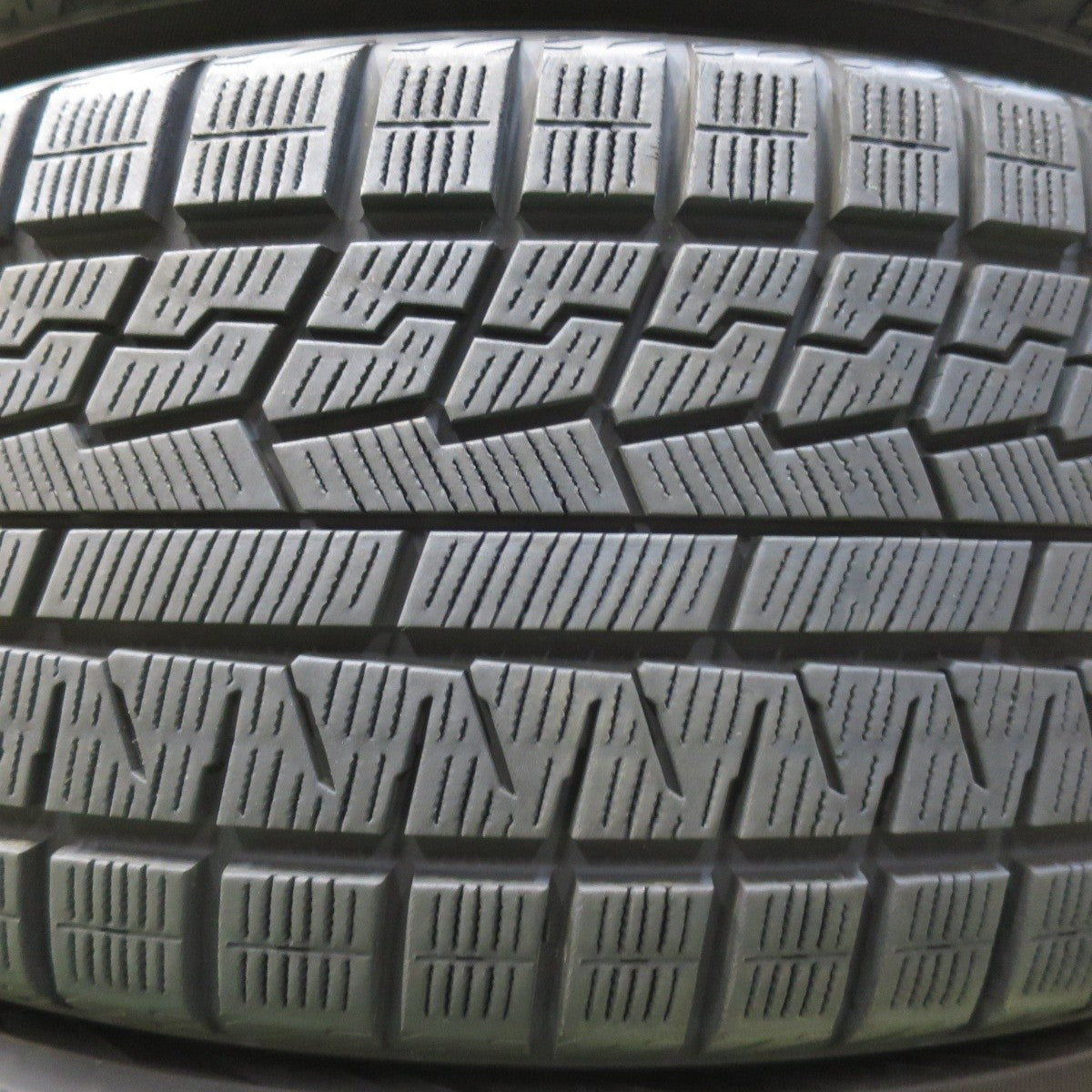 [送料無料] バリ溝！22年！キレイ！9分★ボルボ等 EURO AFG 235/50R19 スタッドレス ヨコハマ アイスガード iG70 19インチ PCD108/5H★5032604イス