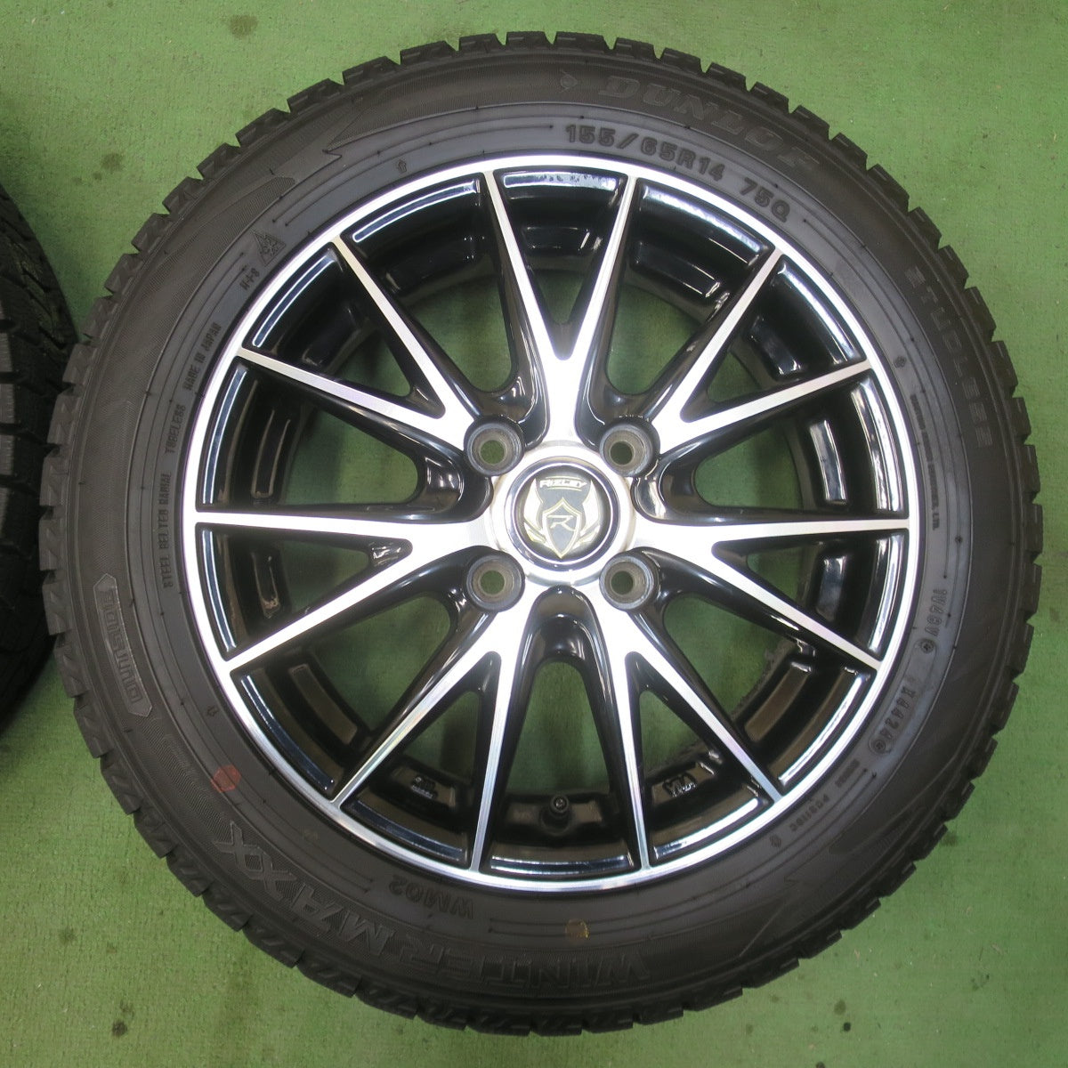 バリ溝！24年！キレイ！ほぼ10分★スタッドレス 155/65R14 ダンロップ ウインターマックス WM02 RiZLEY ライツレー 14インチ PCD100/4H★6012703イス