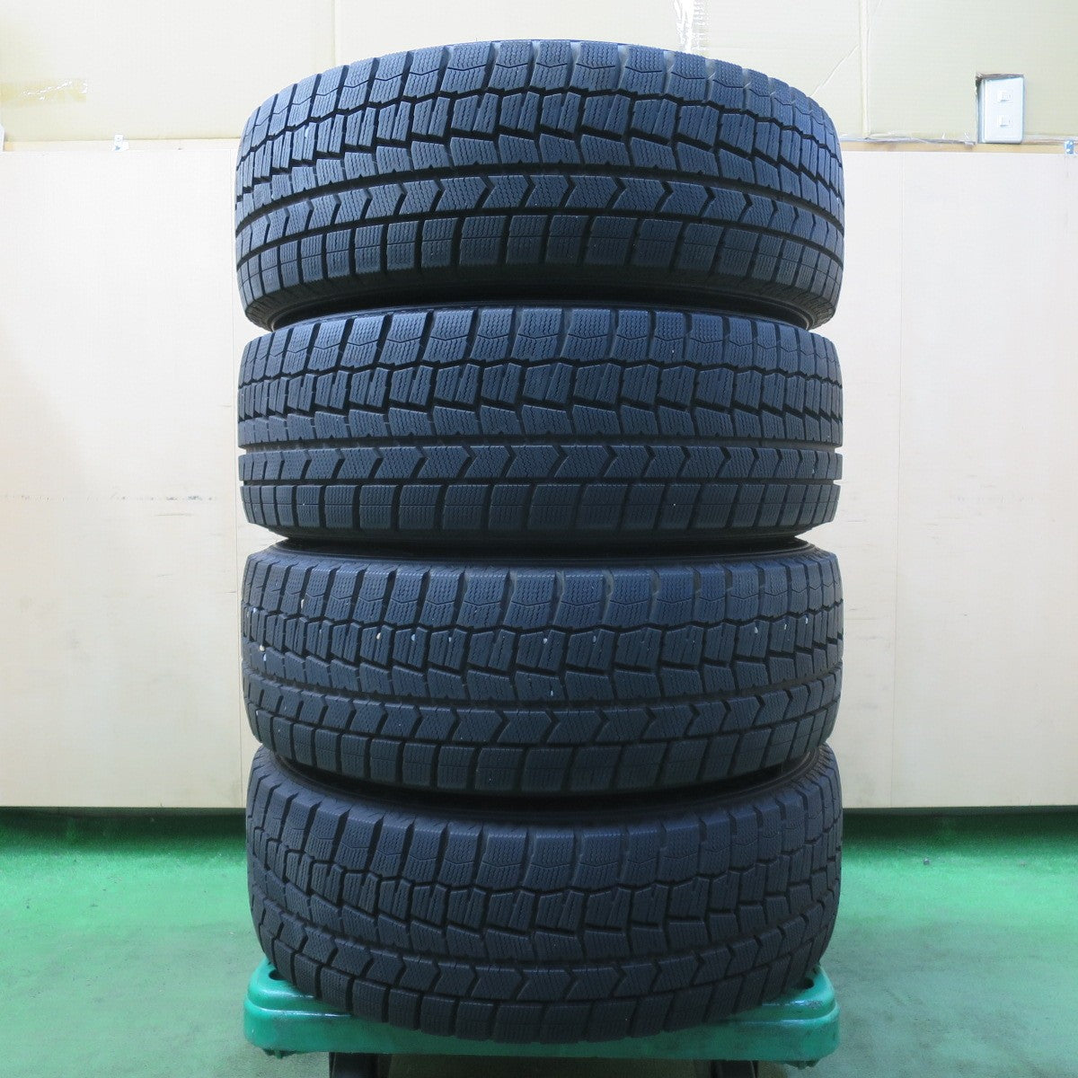 バリ溝！22年！キレイ！9.5分★スタッドレス 215/60R16 ダンロップ ウインターマックス WM02 DUFACT デュファクト 16インチ PCD114.3/5H★5043004イス