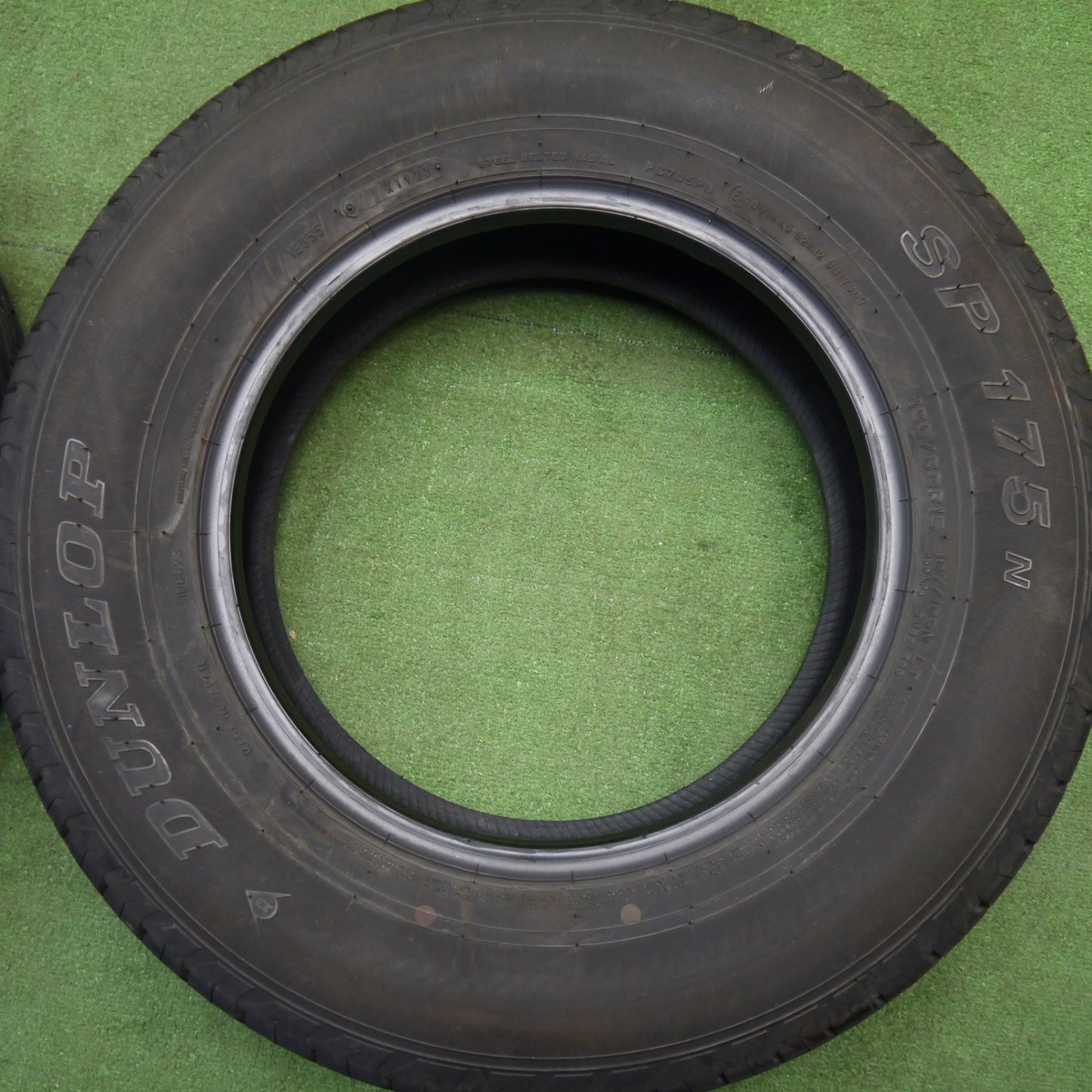 バリ溝！23年！9.5分★195/80R15 107/105N ダンロップ SP175N タイヤ 15インチ ハイエース 等★6020901Hノタ