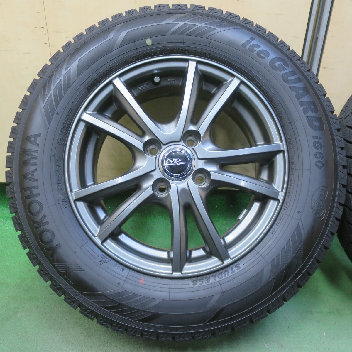 バリ溝！22年！キレイ！9.5分以上◎スタッドレス 185/70R14 ヨコハマ アイスガード iG60 NIRVANA NV ニルバーナ ニルヴァーナ 14インチ PCD100/4H◎6091913イス